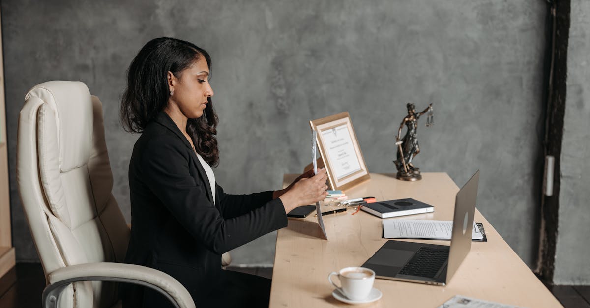 découvrez les enjeux et les défis du droit numérique dans notre ère technologique. explorez comment la législation s'adapte aux nouvelles réalités du web, de la protection des données personnelles aux droits d'auteur en passant par la cybersécurité.