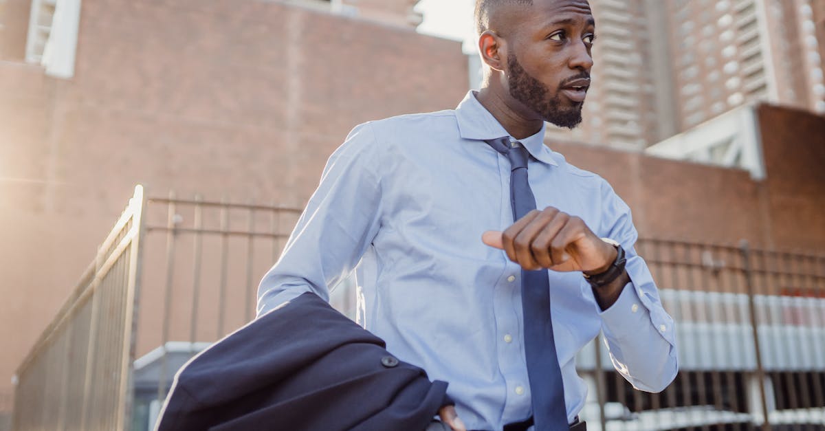 découvrez l'importance de la responsabilité des employeurs envers leurs employés, incluant la sécurité au travail, le bien-être et le respect des droits. comprenez les obligations légales et éthiques pour un environnement de travail sain et productif.