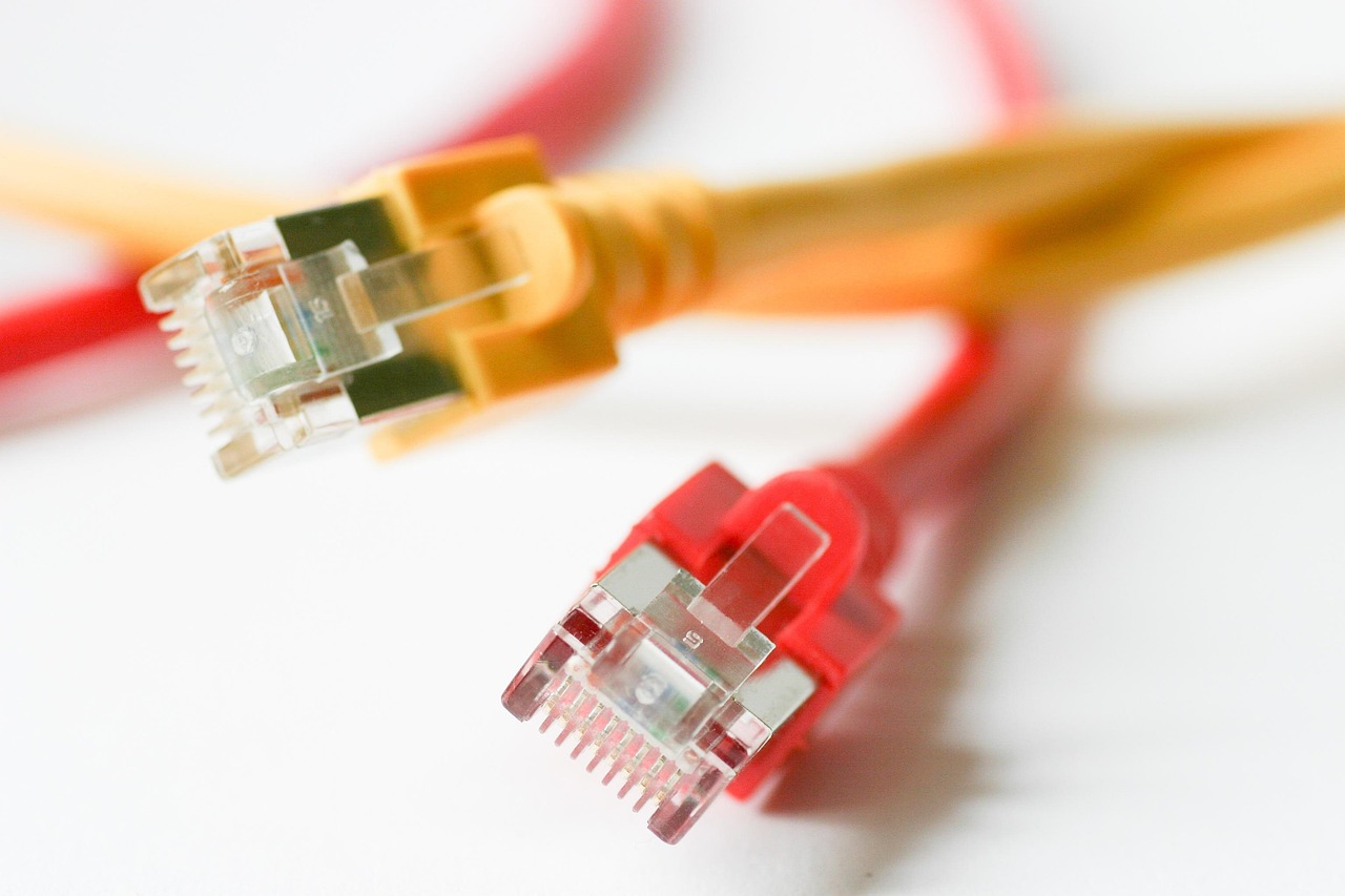 Cable management : astuces essentielles pour organiser efficacement vos câbles à la maison et au bureau