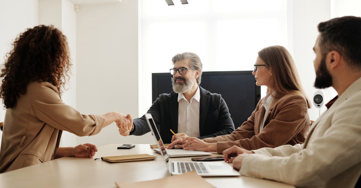 découvrez les meilleures pratiques pour réussir vos négociations contractuelles. apprenez à préparer, conduire et finaliser des accords avantageux qui protègent vos intérêts tout en favorisant des relations professionnelles durables.