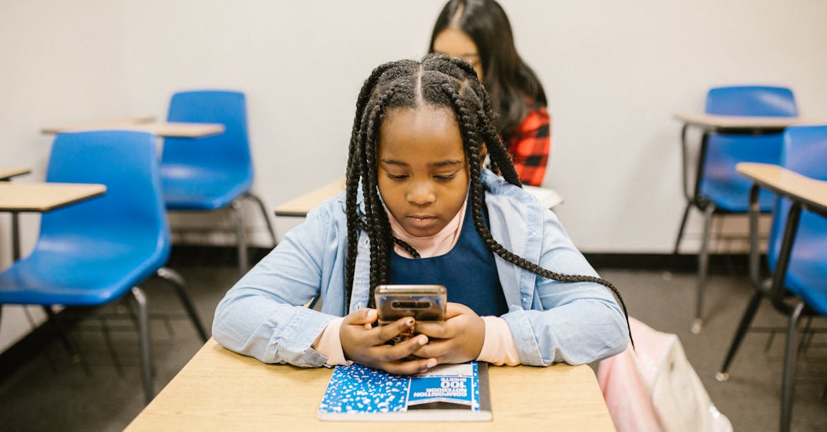 découvrez les enjeux du cyberharcèlement, ses conséquences sur les victimes et les moyens de prévention et de lutte. apprenez à reconnaître les signes et à agir pour protéger les jeunes dans un monde digital.